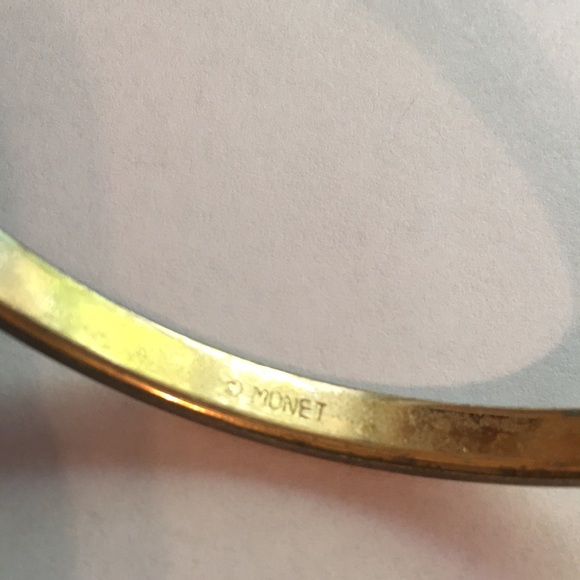 Elegant vintage burnished goldtone bangle bracelet by Monet - Picture 12 of 12